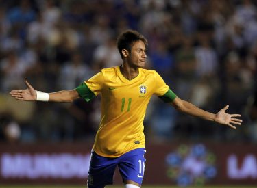 Brésil : Neymar protège un enfant lors d’un entraînement