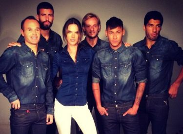 Barça : Les joueurs posent avec Alessandra Ambrosio