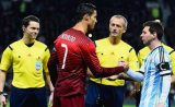 Portugal v Argentine : Les salutations de Ronaldo et Messi