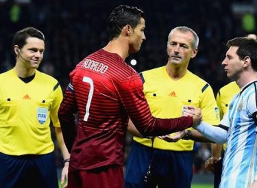 Portugal v Argentine : Les salutations de Ronaldo et Messi