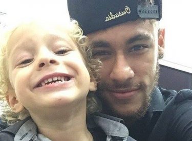Brésil : Neymar se console en famille après la Copa