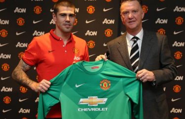 Man United : Van Gaal explique l’absence de Valdes sur le banc