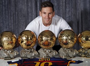 Barça : Messi a présenté son 5e Ballon d’Or au Camp Nou