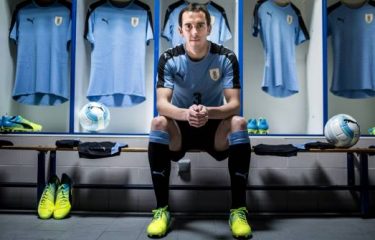 Uruguay : Godin dévoile le nouveau maillot de la Celeste