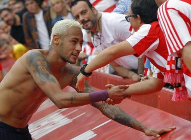 Neymar offre son t-shirt à un fan handicapé du Sporting Gijon