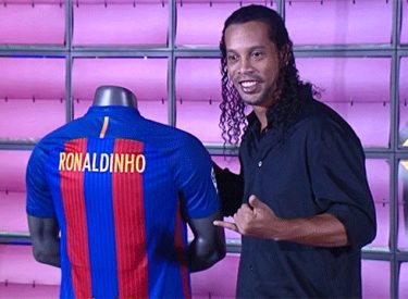 Barça : Ronaldinho exposera son Ballon d’Or au musée